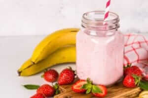 smoothie banane/fruits rouges. Petit-déjeuner équilibré pour maigrir