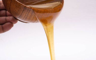 natural-honey-pouring-closeup-white