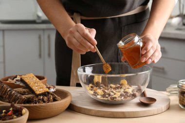 woman-preparing-healthy-granola-bar