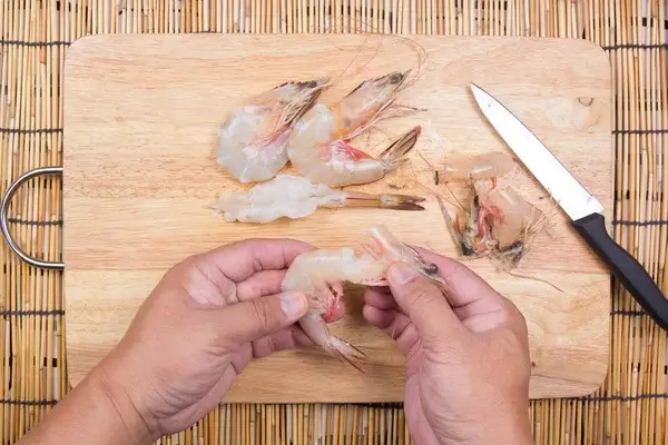 chef-peeling-shell-of-shrimp