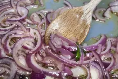 depositphotos_118006646-stock-photo-stirring-sauteing-red-onions