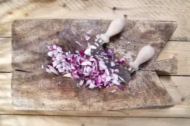 depositphotos_37549427-stock-photo-onion-minced-with-the-crescent