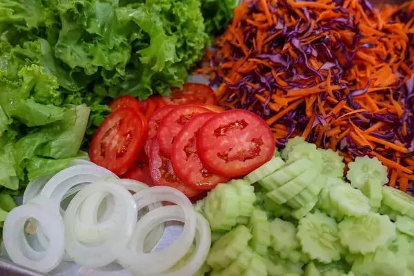 selective-focus-tomato-slices-tray