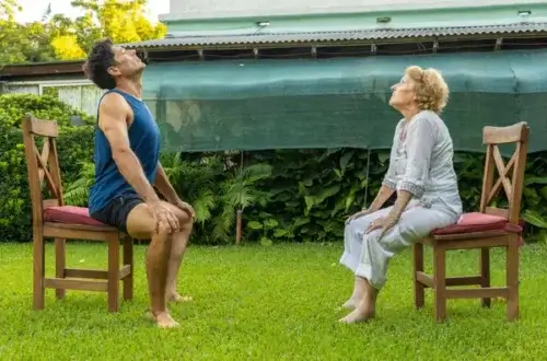 yoga sur chaise pour seniors