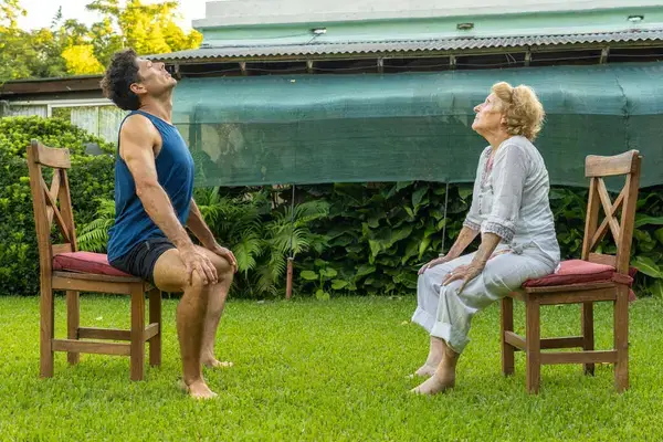yoga sur chaise pour seniors